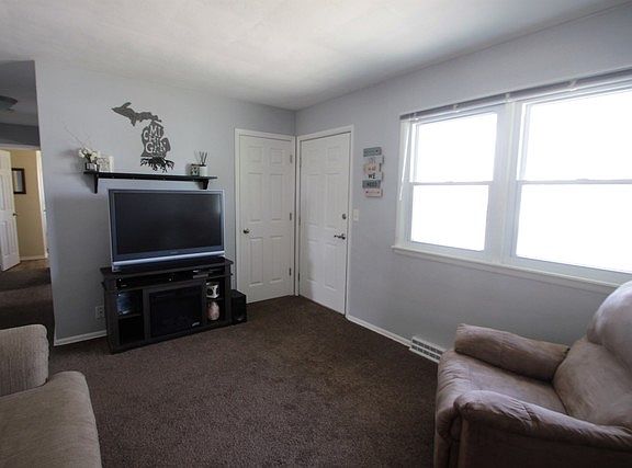 4th image of 9412 Cincinnati Dr