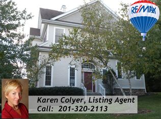 5 Cobblestone Ct, Oakland, NJ 07436