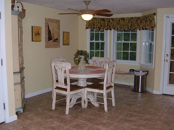 3rd image of 6 Adley Dr