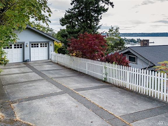 3rd image of 6118 Olympic Dr NE