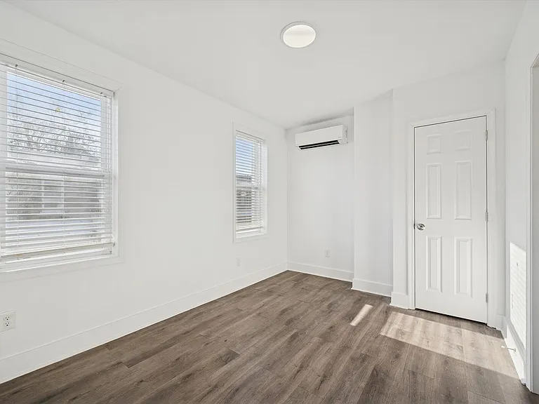 6143 Glenmore Ave — Photo 9