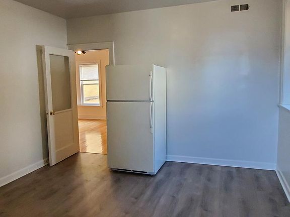 3rd image of 3156 W Cullom Ave #2