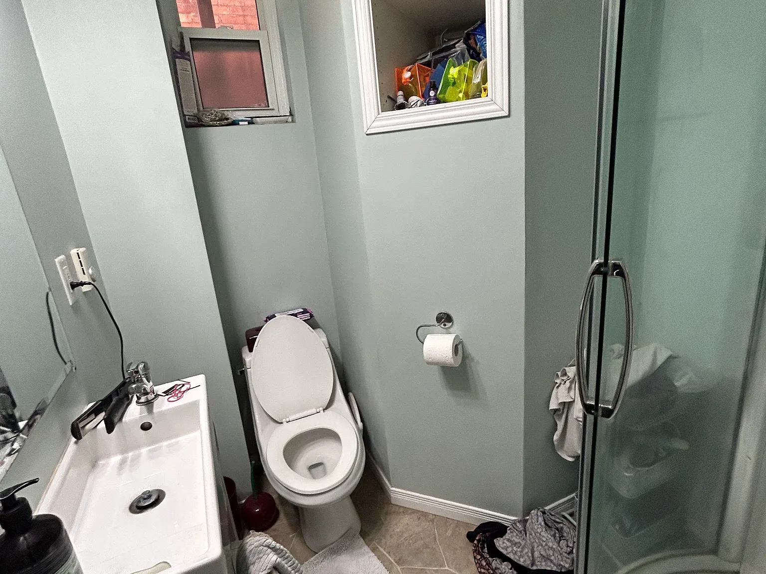 Cozy Main Floor 1 Bedroom with Private Entrance and Parking — Photo 3