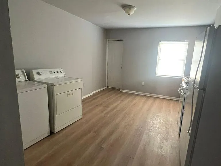 2437 E Biddle St — Photo 4