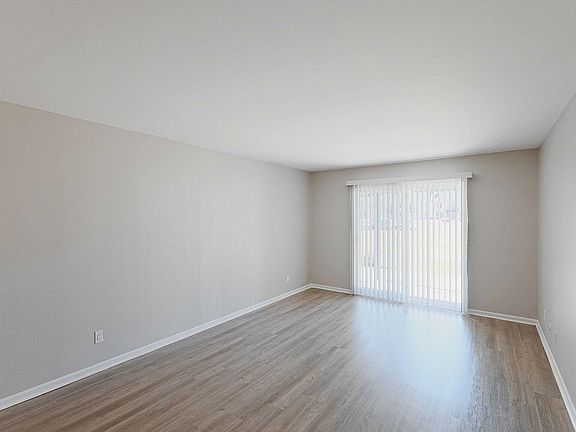 4th image of 3001 E Jefferson Blvd #330