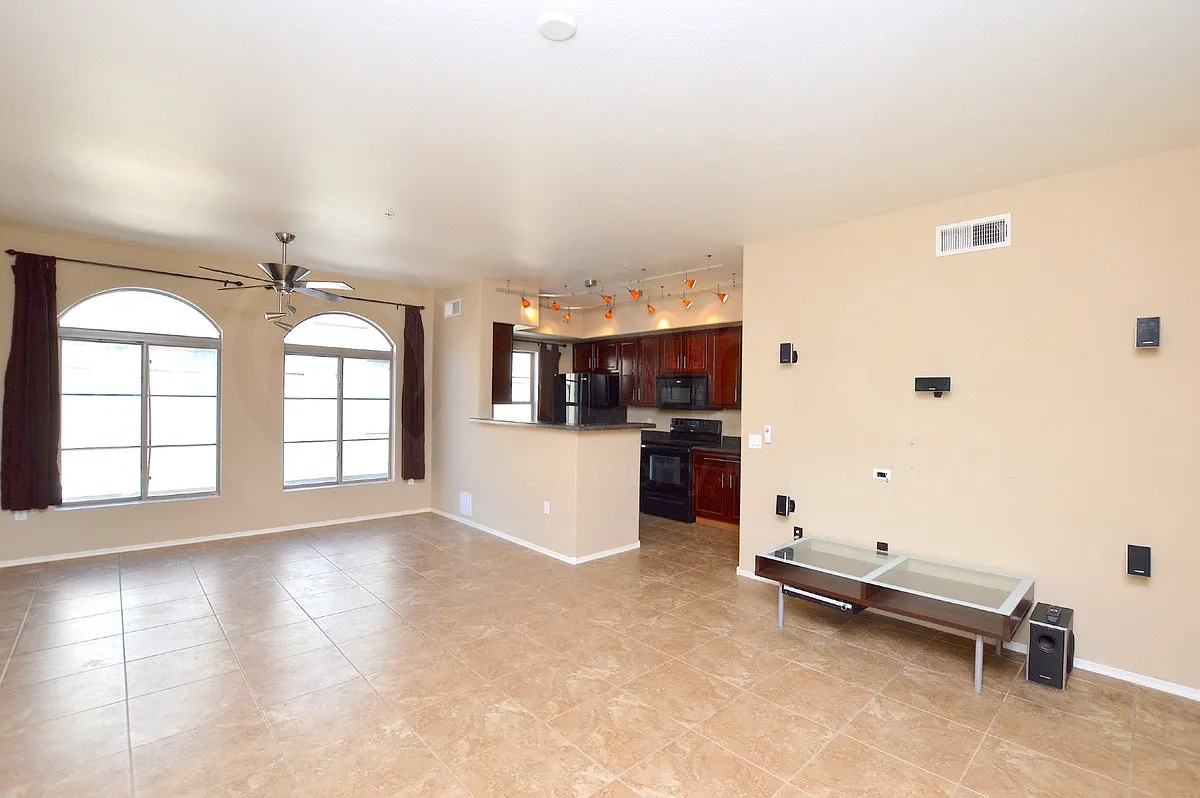2 bed, 2.5 bath, 1105 sqft, $1,749 — Photo 4