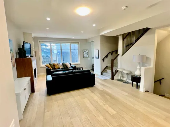 924 3rd Ave NW #2, Calgary, AB T2N 0J6