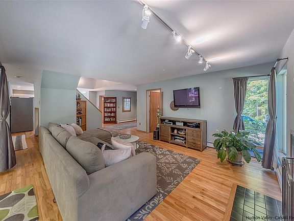 5th image of 7 Adrienne Ln