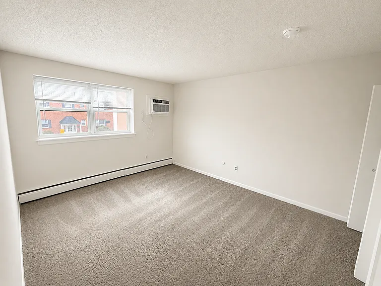 Colonial Point Apartments — Photo 38