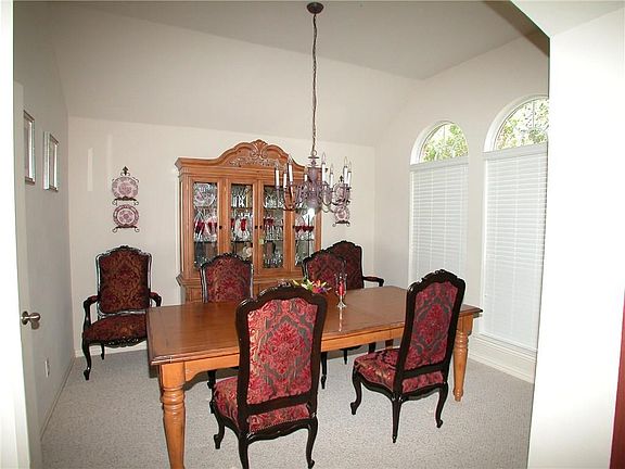 2nd image of 2404 Foxwood Ln