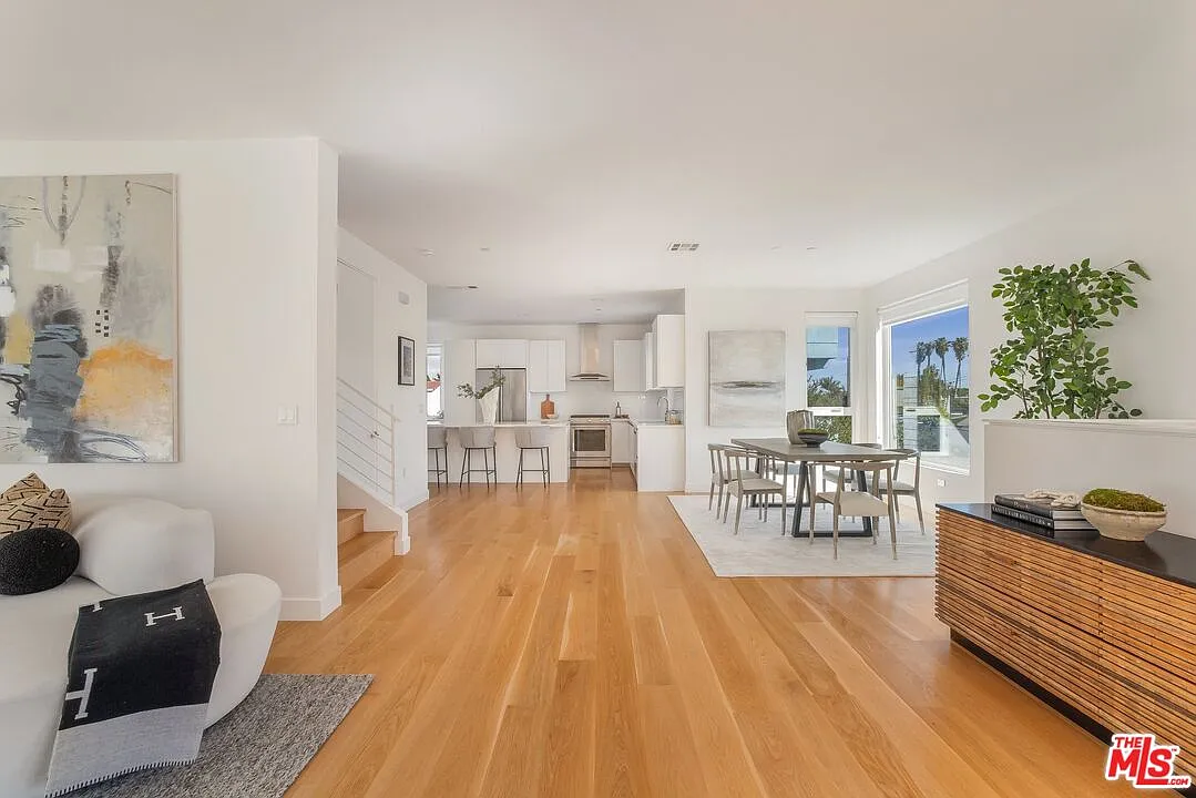 4 bed, 3.5 bath, 2566 sqft, $8,995 — Photo 4