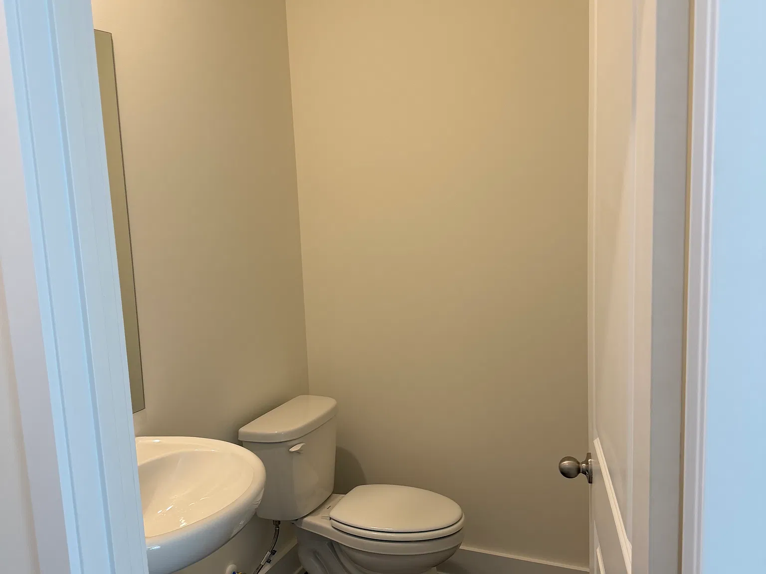 3 bed, 2.5 bath, 1381 sqft, $2,100 — Photo 4