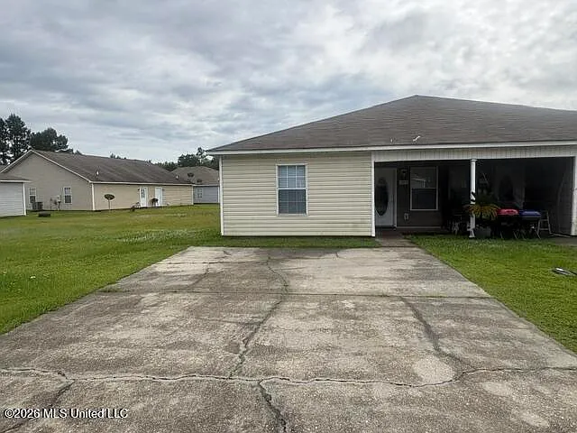 17212 Avondale Cir — Photo 1