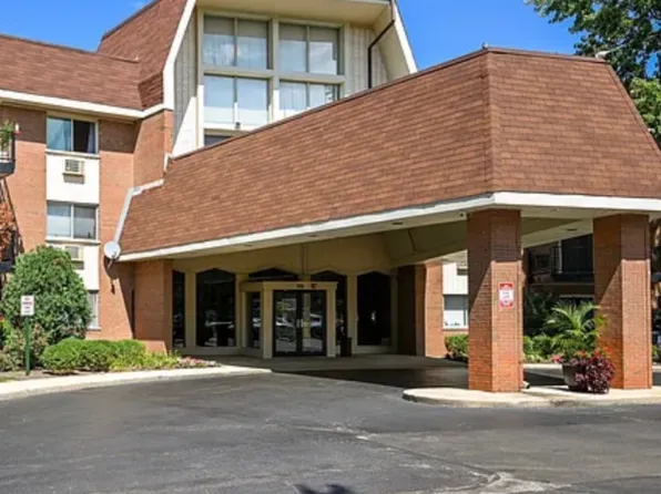 1188 Royal Glen Dr APT 334, Glen Ellyn, IL 60137
