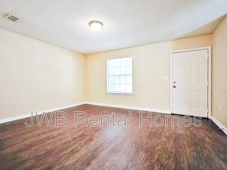 1520 W 27th St — Photo 6
