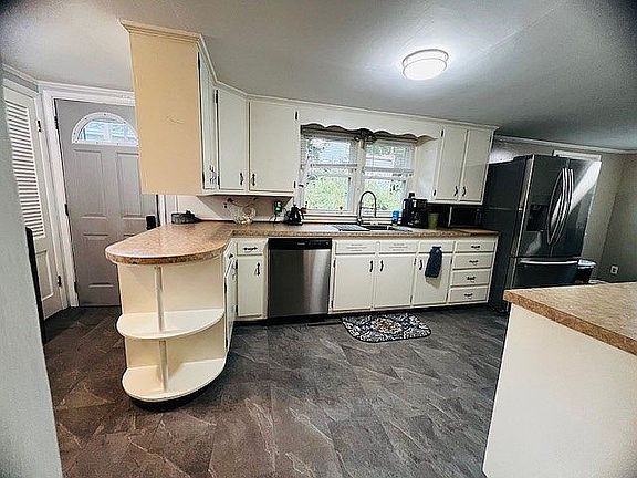 Kitchen / side entry