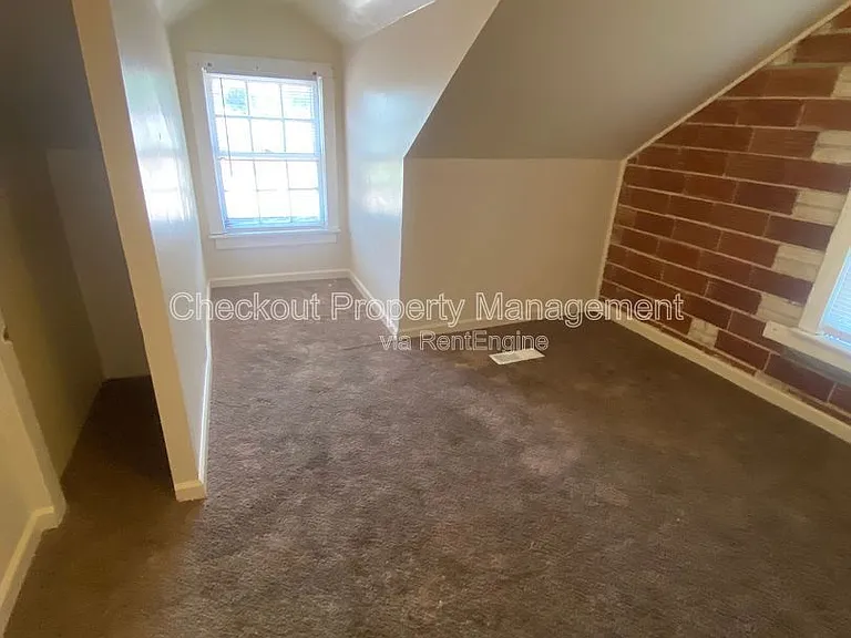 1926 Chambers Rd — Photo 7