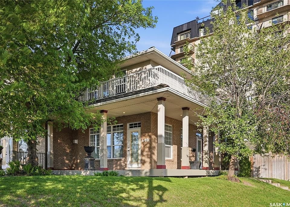 1st image of 602 Saskatchewan CRESCENT E