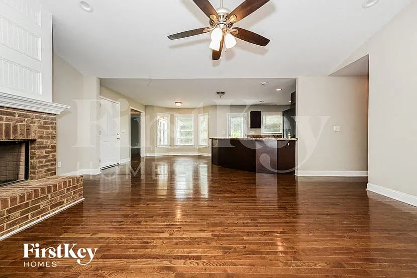 3 bed, 2.0 bath, 2299 sqft, $2,745 — Photo 2