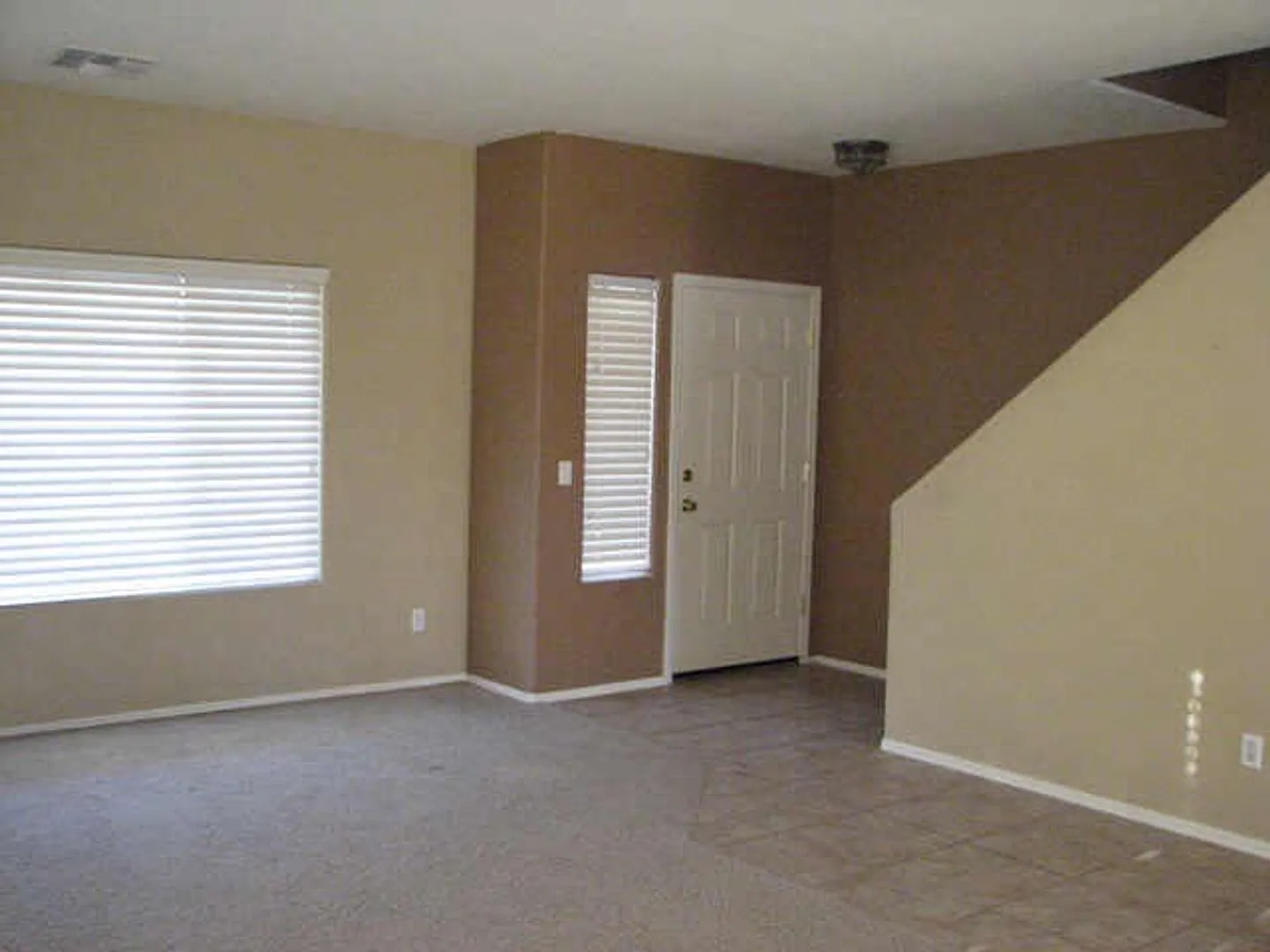 Gorgeous 4 Bed 3 Car garage home in North Peoria — Photo 2