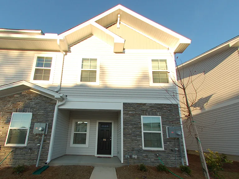 916 Drake Grove Ln — Photo 1