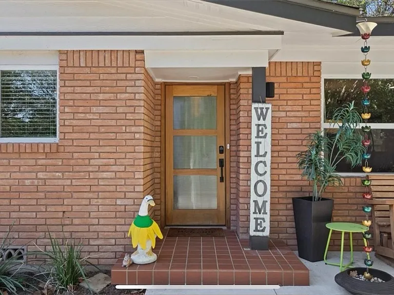 2316 Hermanson Dr — Photo 2