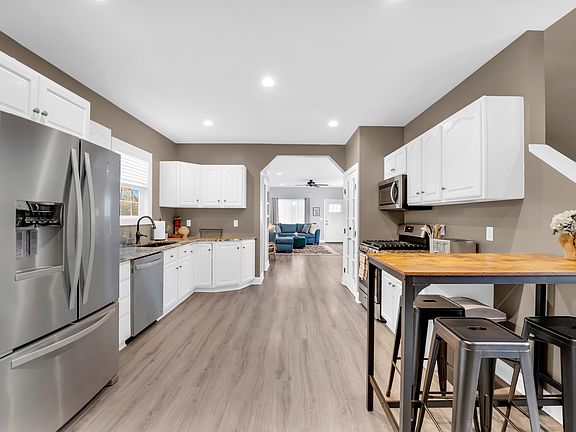 5th image of 76 Charlotte St