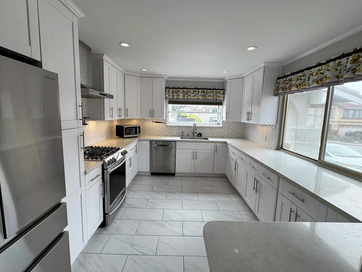 4 bed, 2200 sqft, $7,995 — Photo 2