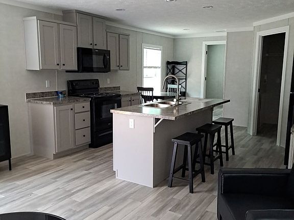 3rd image of 318 Lazy River Rd