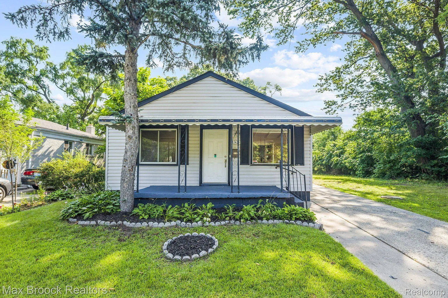 21414 Westview Ave photo 1