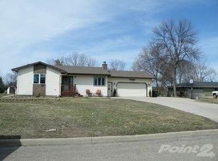1520 Melody Ln, Aberdeen, SD 57401