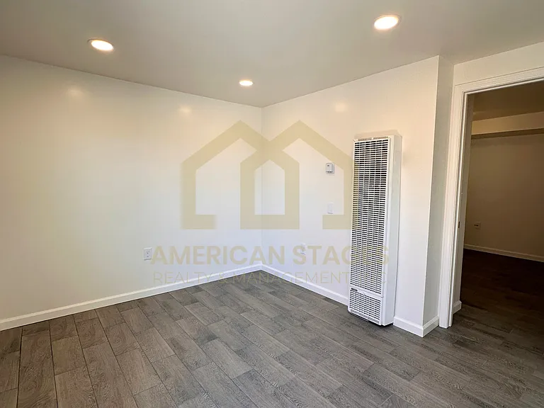 1101 W Oak Ave #B — Photo 4