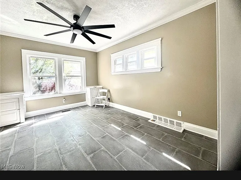 9606 Parmelee Ave — Photo 12