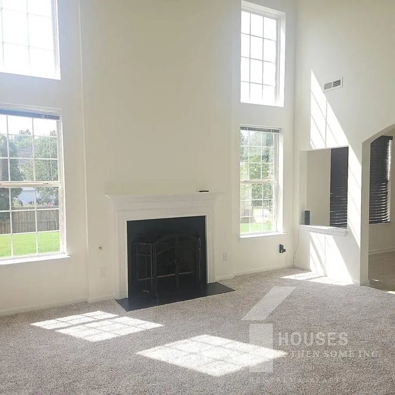 213 Worcester Ln — Photo 4