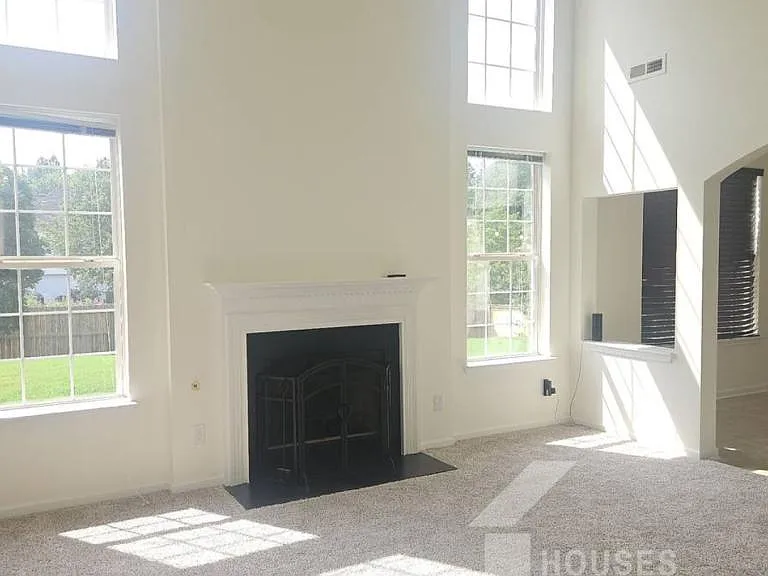 213 Worcester Ln — Photo 4