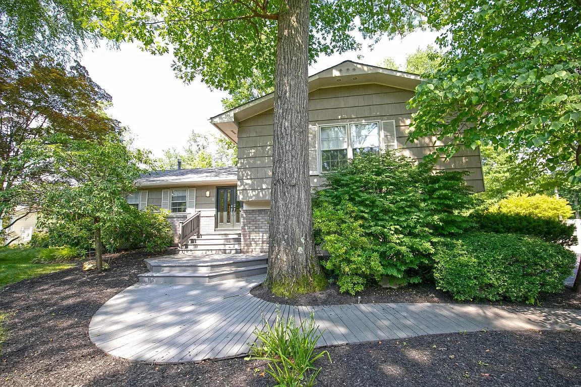 6 Merion Dr photo 1
