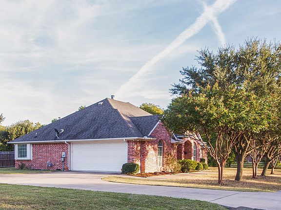 3rd image of 300 Lindsey Ave