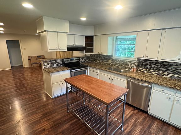 3rd image of 695 Maxine Dr