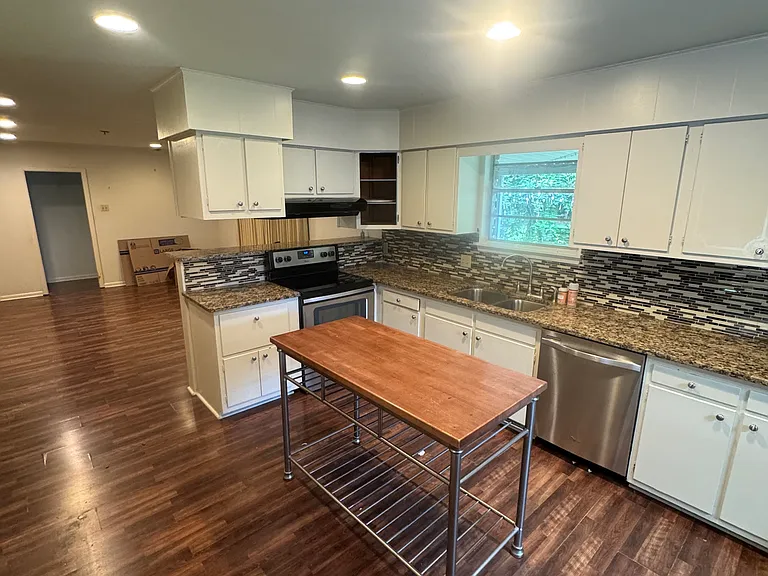 695 Maxine Dr — Photo 3