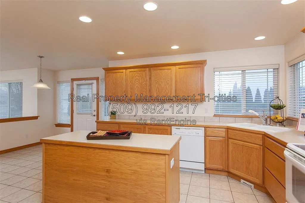 5 bed, 2.5 bath, 2800 sqft, $2,995 — Photo 3
