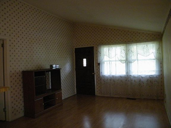 4th image of 2512 Truman Ave
