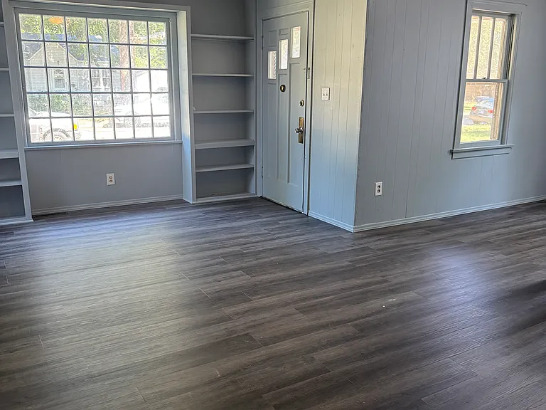 1527 N Woodland Ave — Photo 2