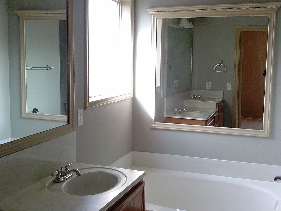1st image of 422 Fleming St
