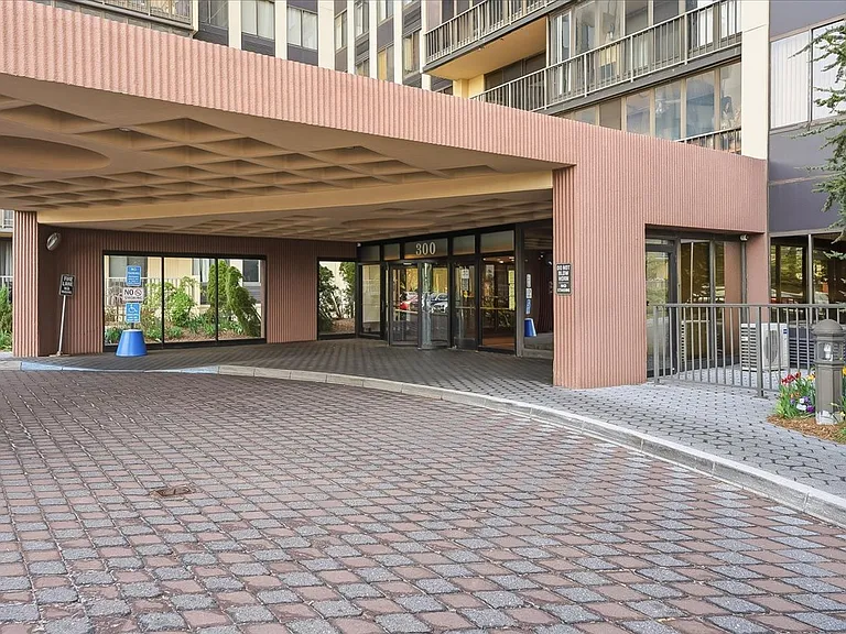 300 Winston Dr #L5 — Photo 31
