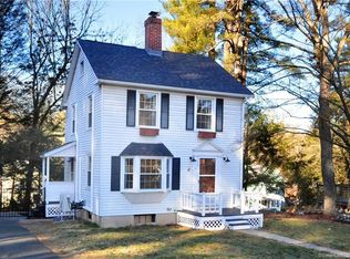 11 Woods Ln, Simsbury, CT 06070