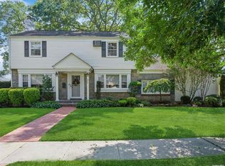 466 N Wood Rd, Rockville Centre, NY 11570
