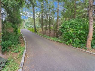 70 Kendrick Ln, Dix Hills, NY 11746