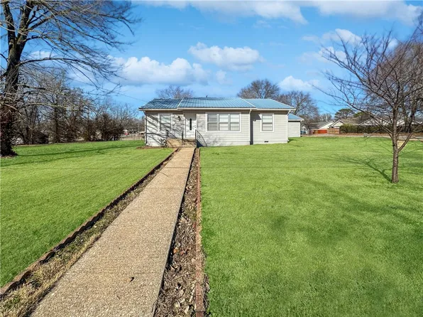206 Boston St NE, Gravette, AR 72736