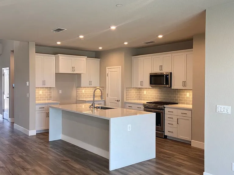 1466 Seneca Cir — Photo 3
