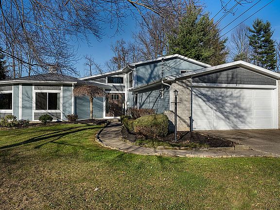 3rd image of 811 Valley Dr